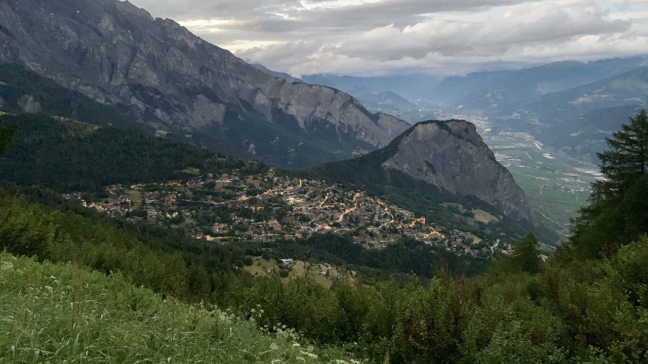 Randonnée Ovronnaz au crépuscule le village s'illumine