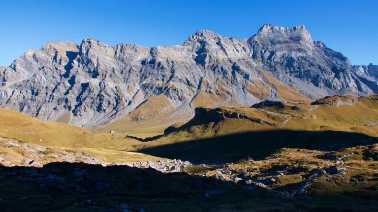 Vue sur le massif des Diablerets pendant le trek randonnée tour des Muverans
