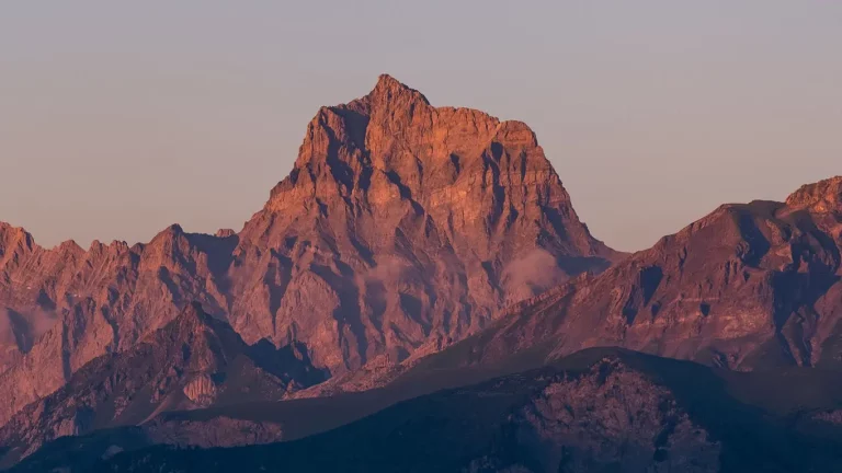 Pendant le trek Tour des Muverans, randonnée vue du Grand Muveran dans la lumière du soleil couchant