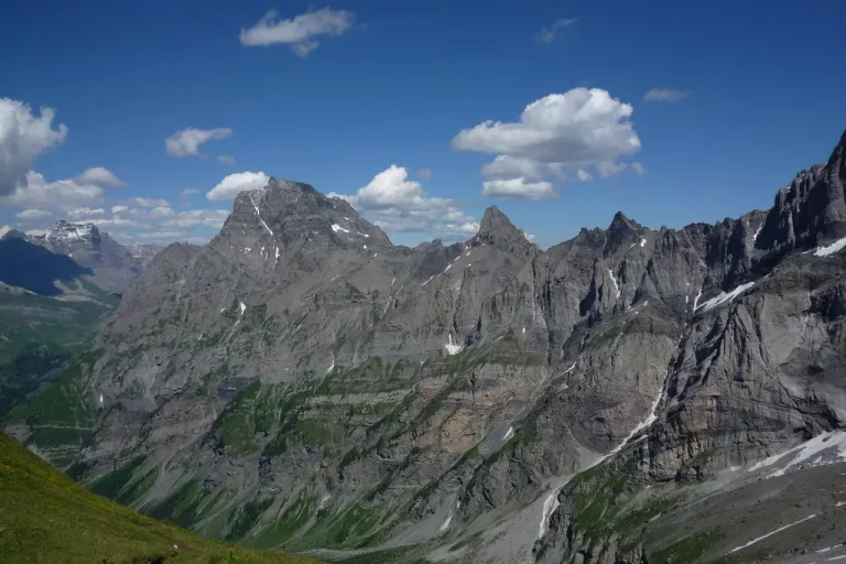 Vue sur les Muverans depuis le col des Perris Blanc pendant le trek tour des Muverans