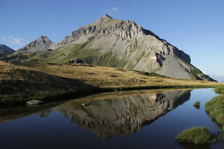Reflets du Grand Chavalard dans un lac - rando, randonnée Grand Chavalard, Ovronnaz, Suisse, Valais