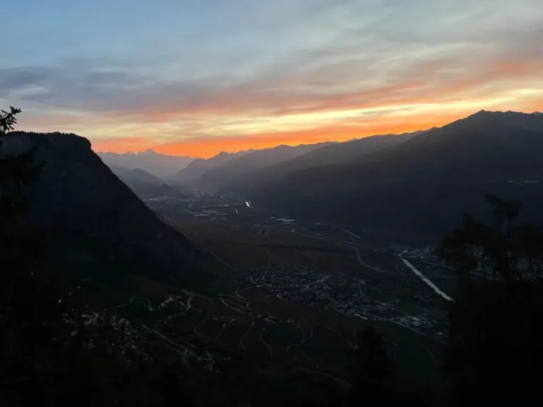 Randonnée pour admirer le lever du soleil depuis Grande Garde sur les hauts d’Ovronnaz.