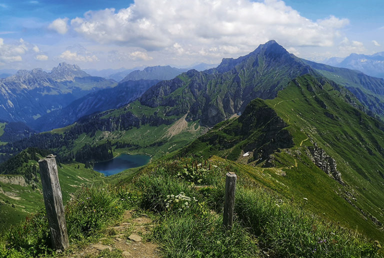 Randonnée au Pic Chaussy depuis Les Mosses, avec passage par le lac Lioson. Une journée d'aventure guidée dans les Alpes avec baignade et détente.
